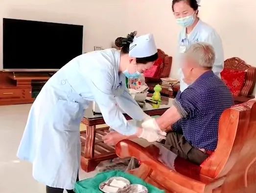 【保山安利醫(yī)院】82歲爺爺與老伴居家，在院手術(shù)后換藥不便，居家護理上門服務解難題